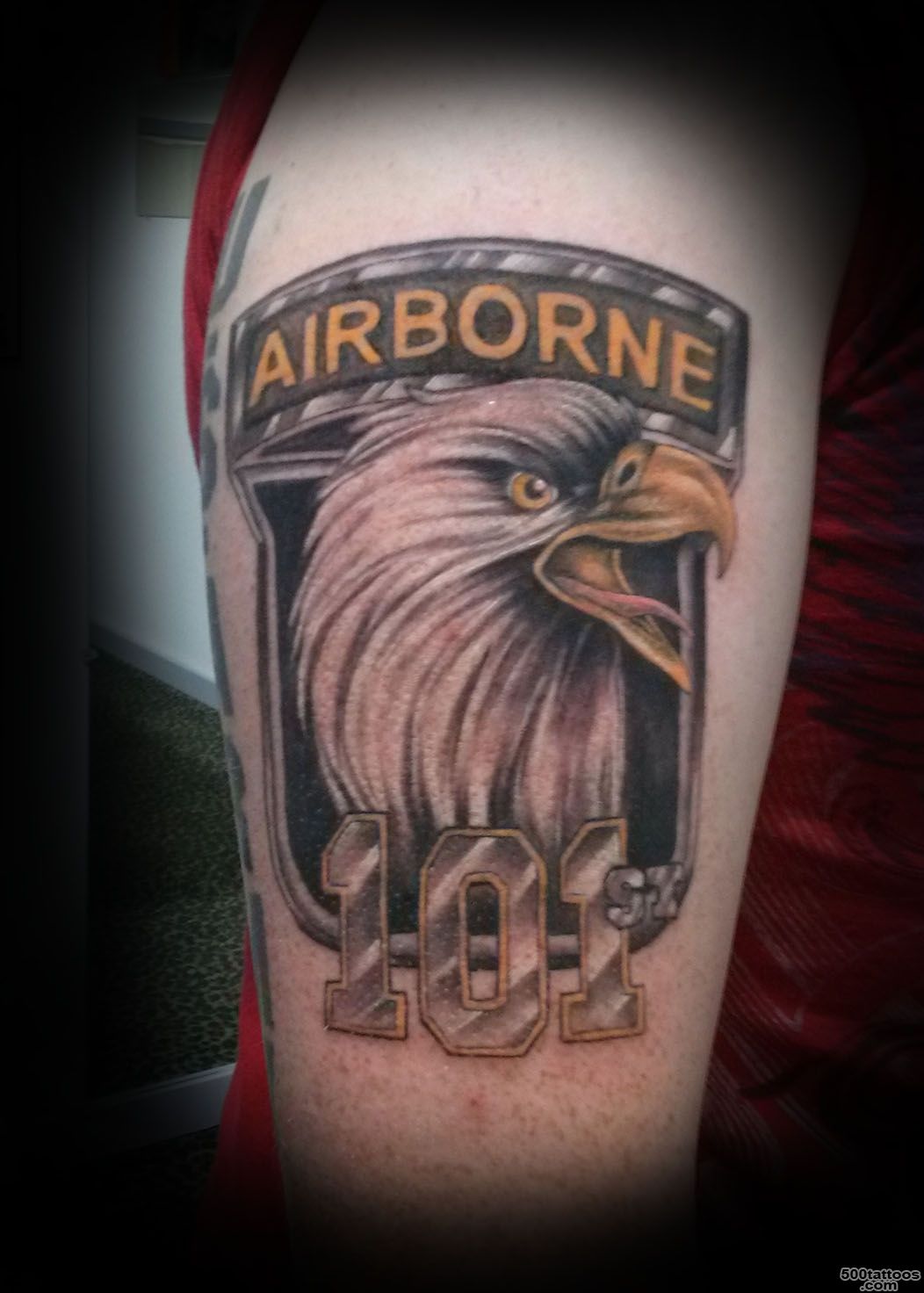 An artistic airborne tattoo using minimalist technique on the thigh