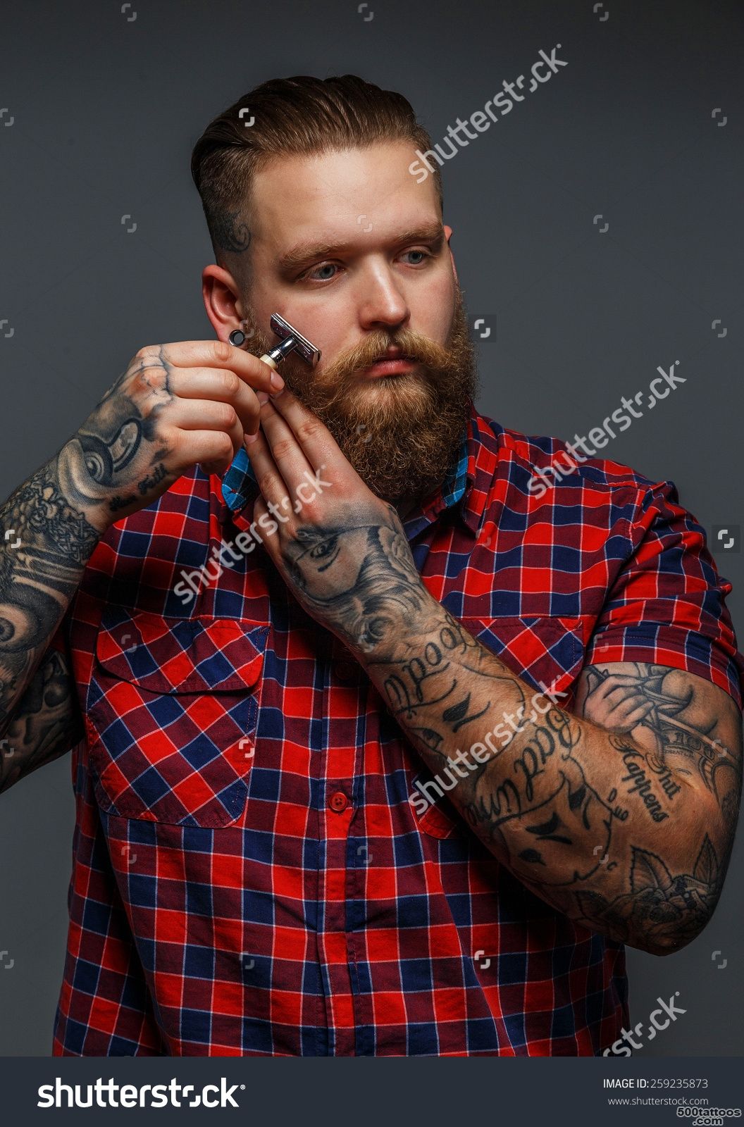 Huge Brutal Man With Tattoo Shawing His Beard With A Razor Stock ..._26