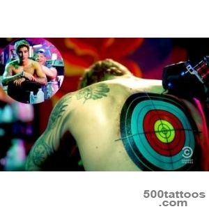 Justin-Bieber-Gets-Bullseye-Tattoo-in-New-Comedy-Roast-Teaser-_37jpg