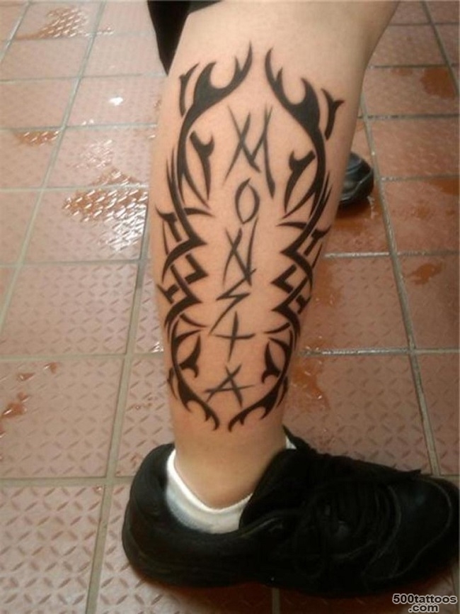 Leg tattoo in crisp abstract style on the upper arm