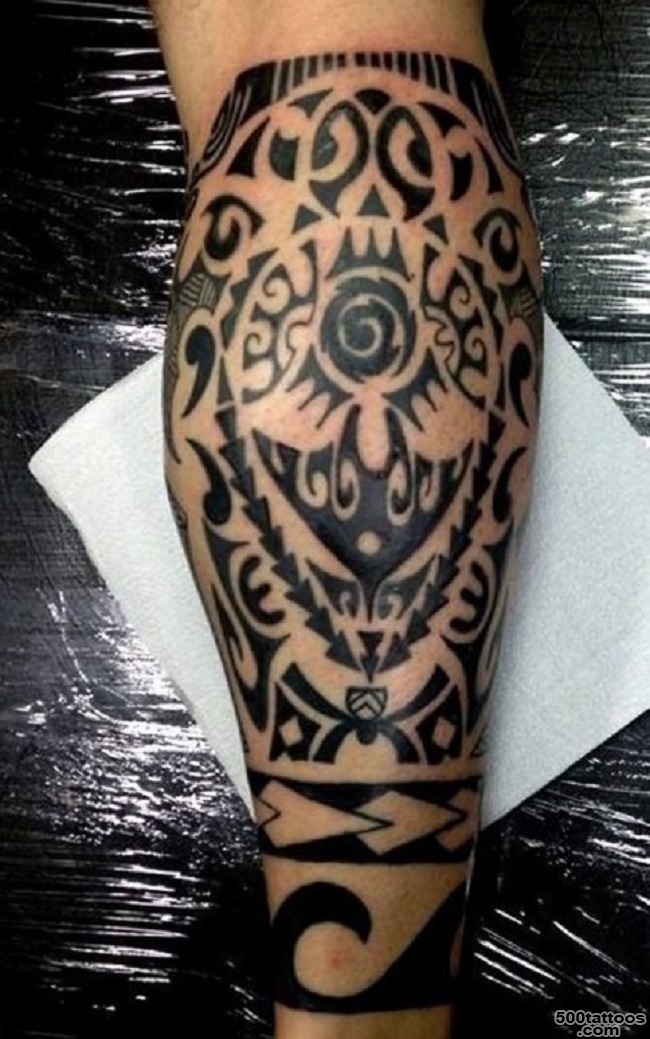 A tribal leg tattoo on the spine with elegant detail
