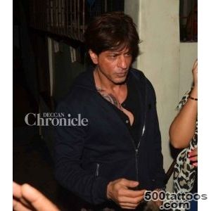 SRK flaunts a new tattoo as he flies off with Aryan and Suhana Khan_25